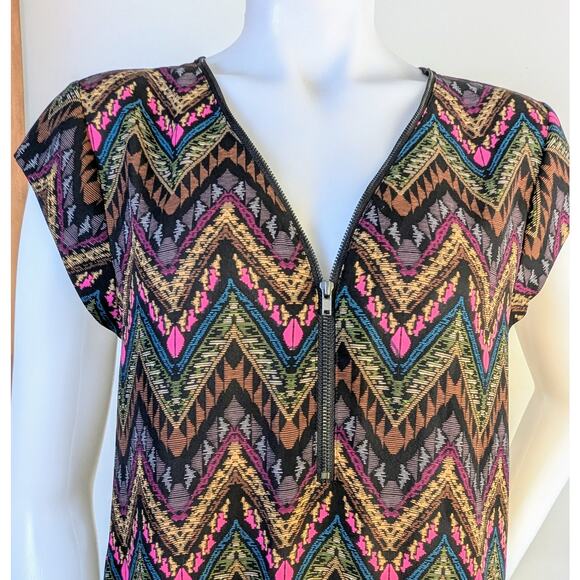 NEW Daniel Rainn Top Medium Black Multicolor Chevron Aztec Zip Front Cap Sleeve - Picture 2 of 8
